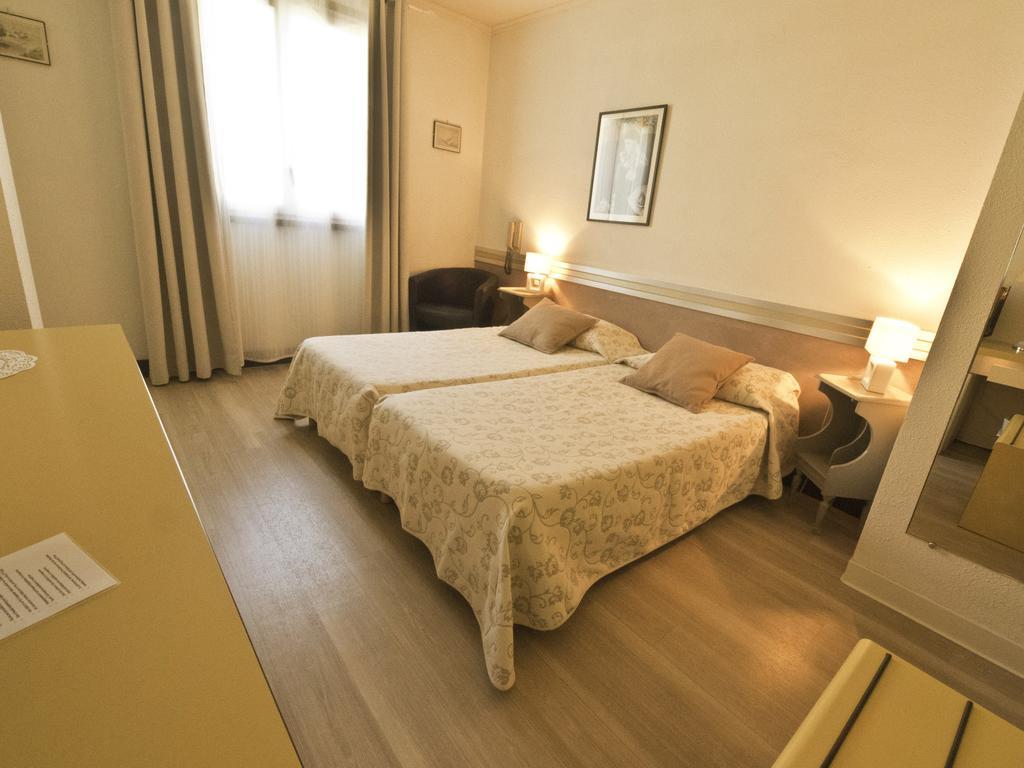 Hotel Les Oliviers Файенс Екстериор снимка