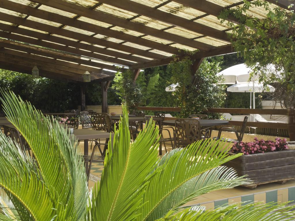 Hotel Les Oliviers Файенс Екстериор снимка