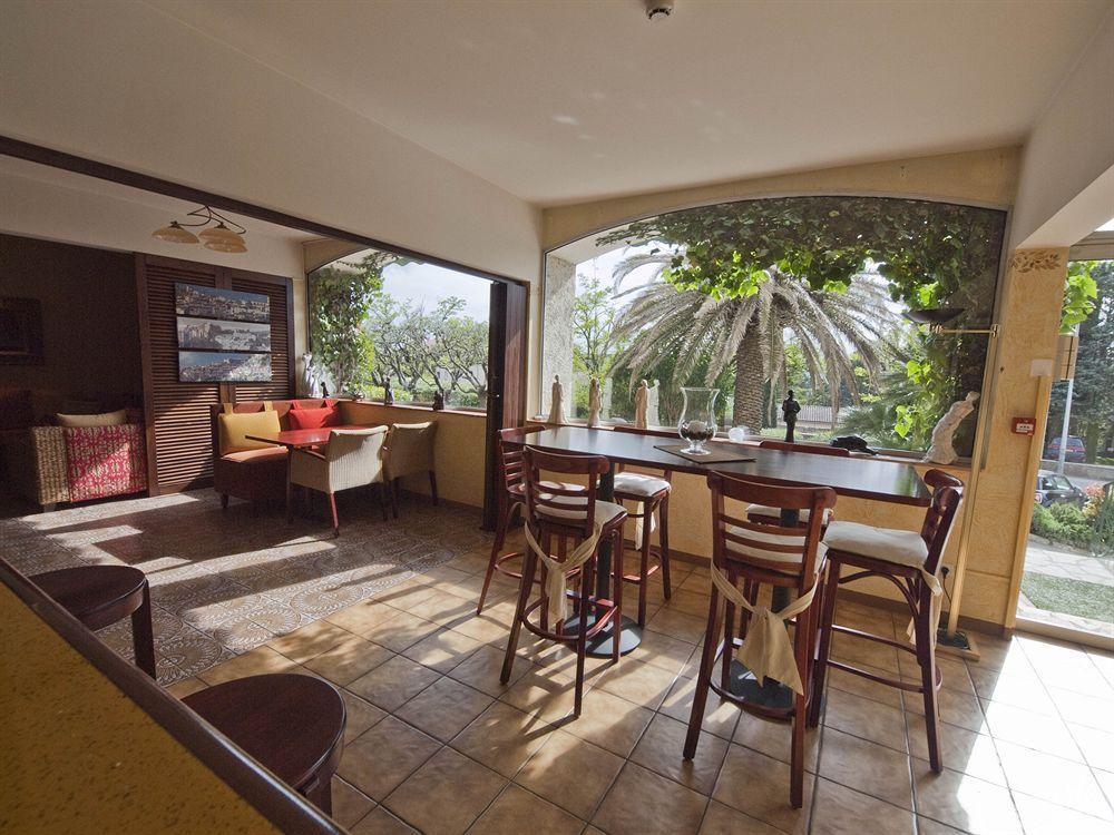 Hotel Les Oliviers Файенс Екстериор снимка