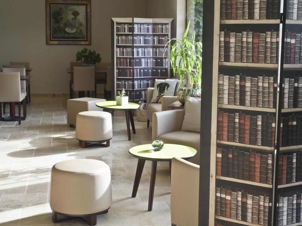 Hotel Les Oliviers Файенс Екстериор снимка