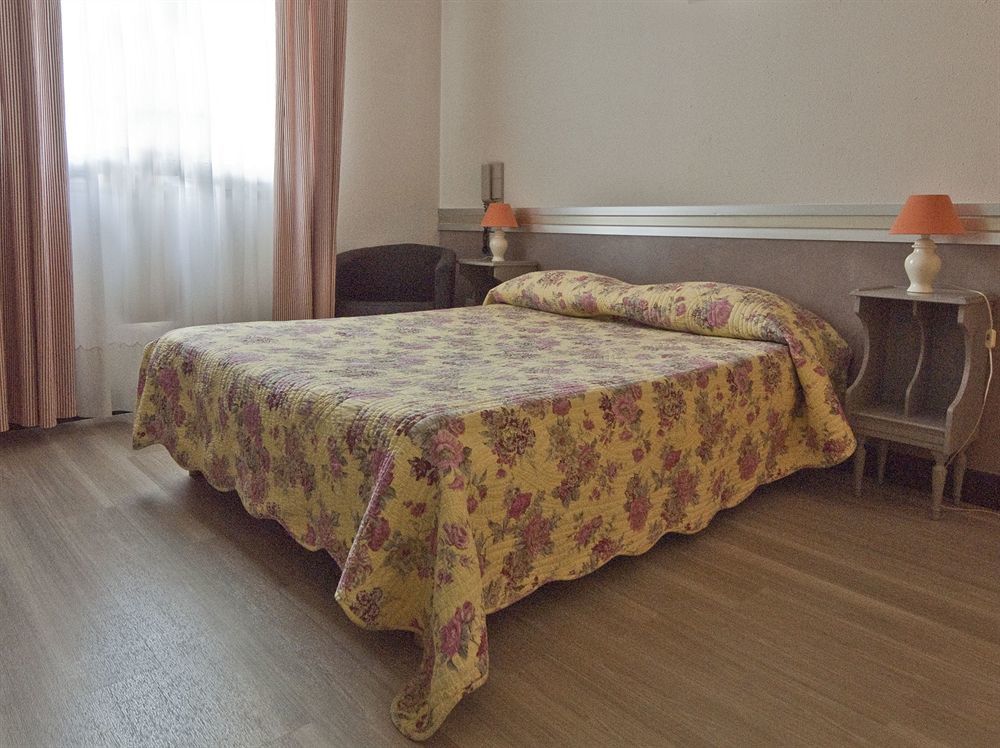 Hotel Les Oliviers Файенс Екстериор снимка