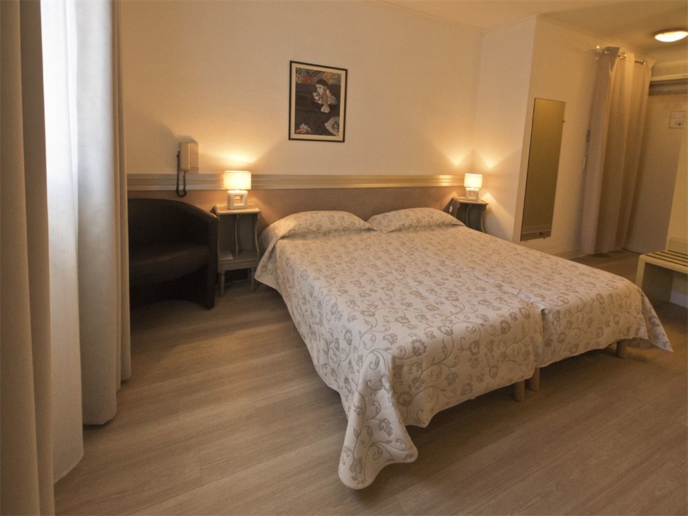 Hotel Les Oliviers Файенс Екстериор снимка