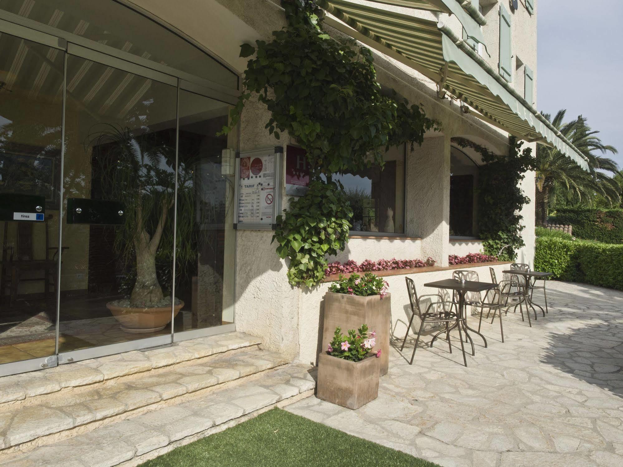 Hotel Les Oliviers Файенс Екстериор снимка