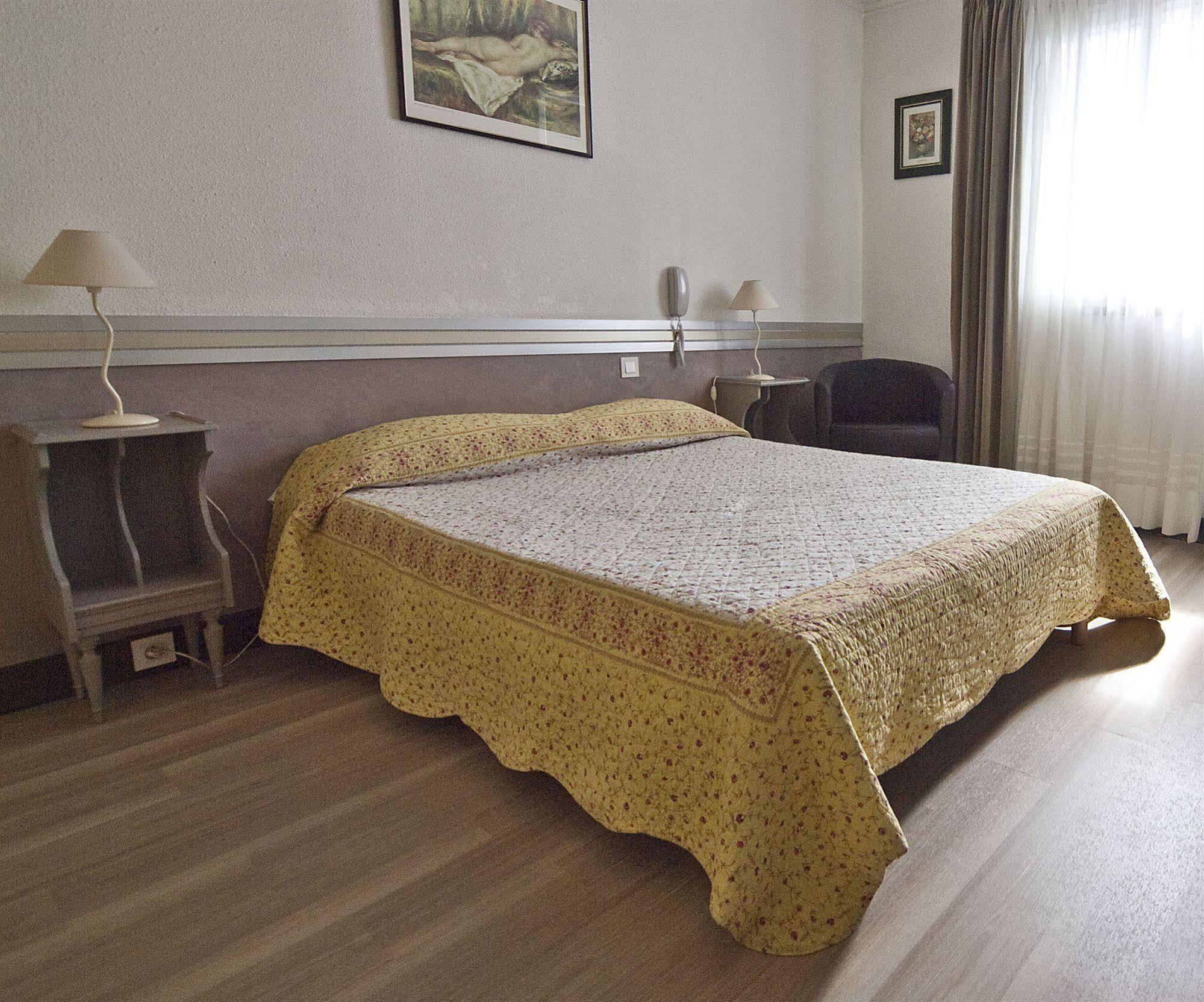 Hotel Les Oliviers Файенс Екстериор снимка