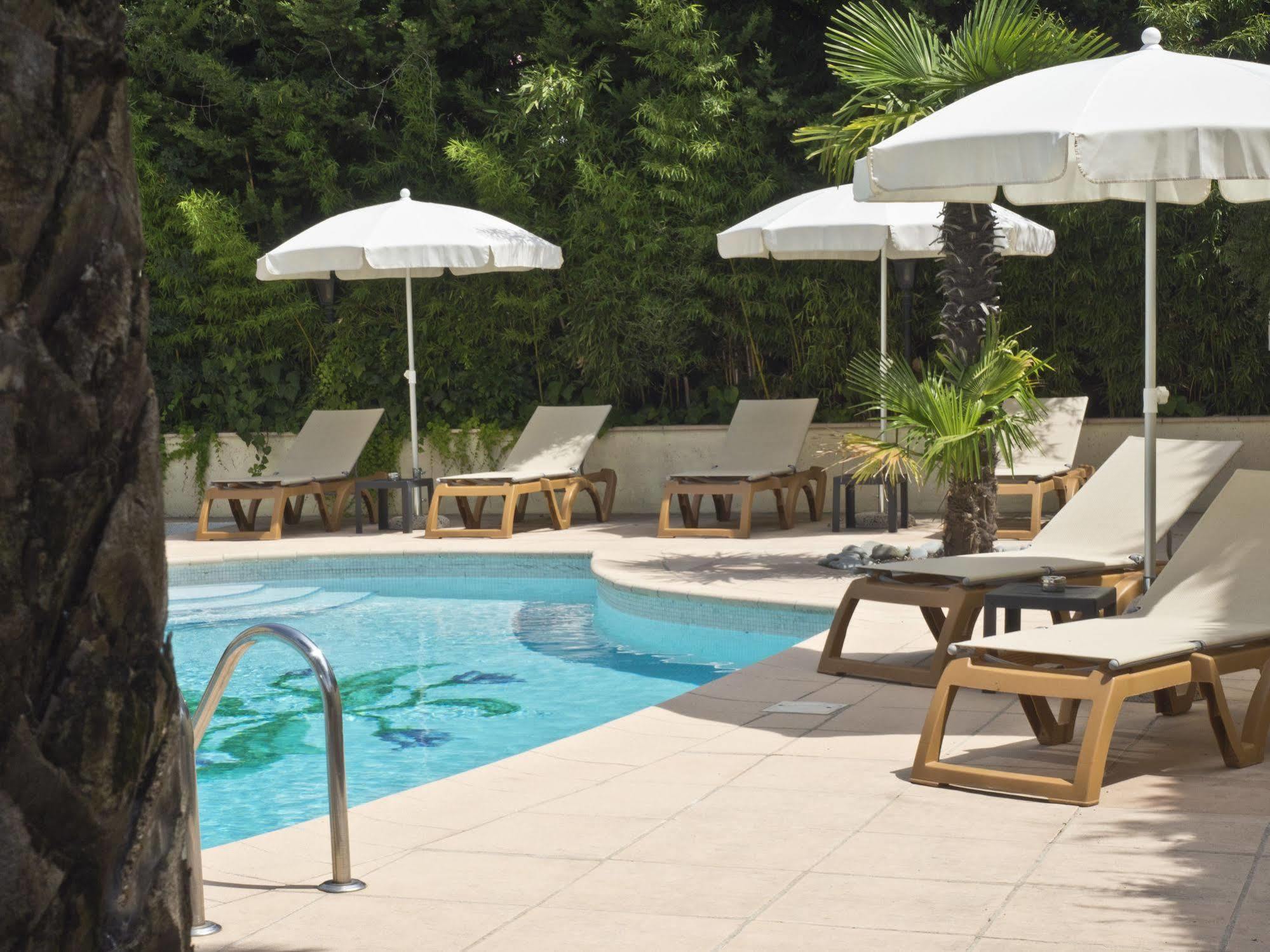 Hotel Les Oliviers Файенс Екстериор снимка