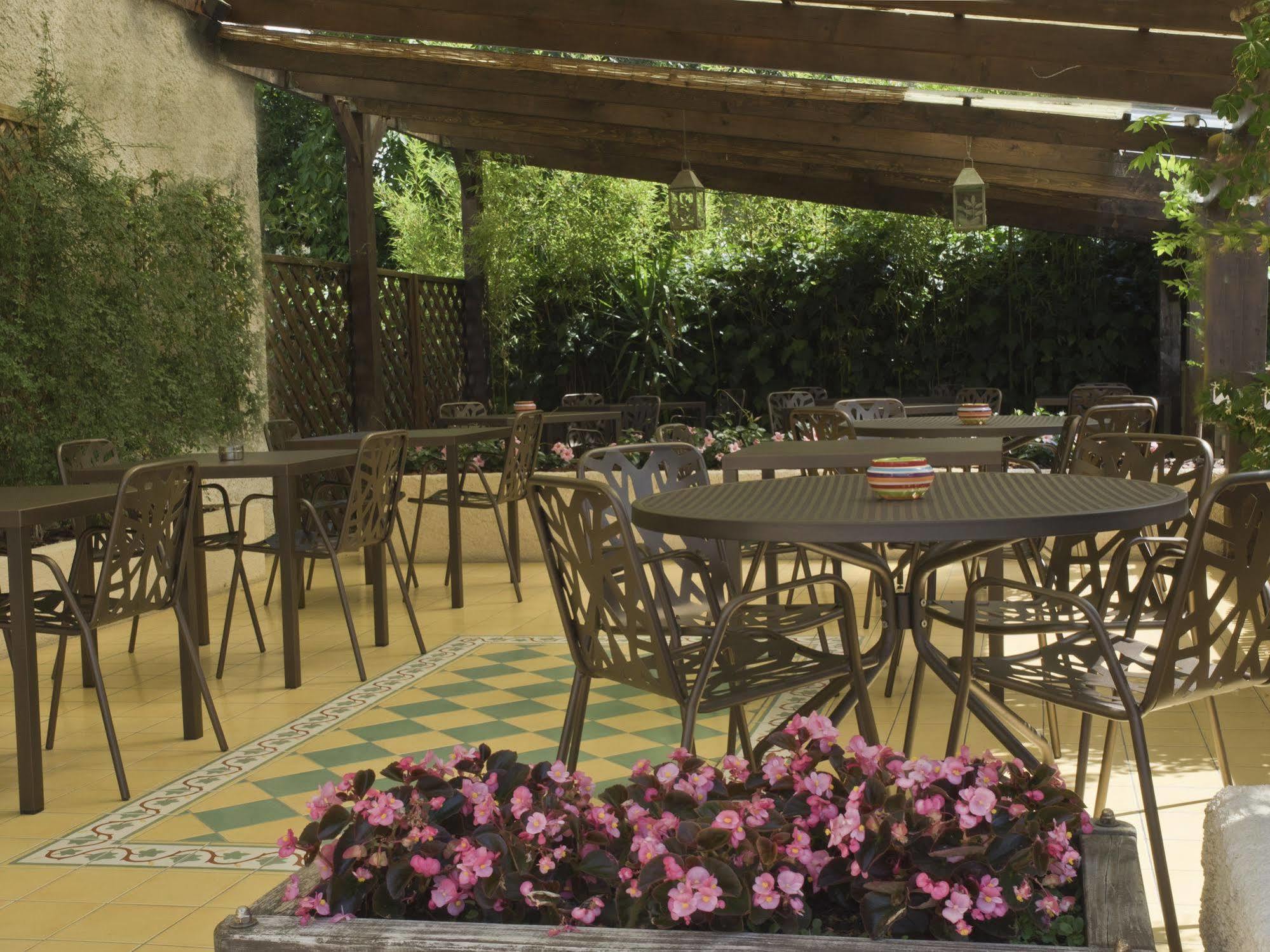 Hotel Les Oliviers Файенс Екстериор снимка