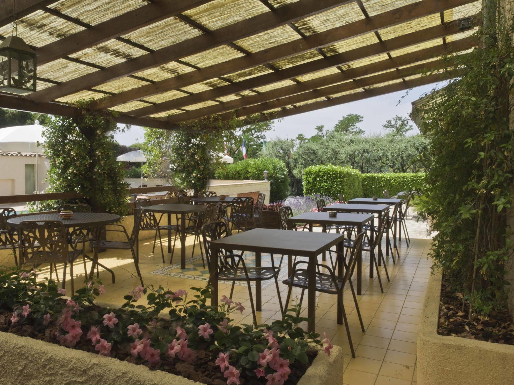 Hotel Les Oliviers Файенс Екстериор снимка